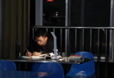 一天花几十元买个学习空间 付费自习室“走红”