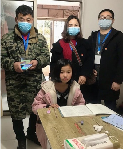 東至至德小學(xué)黨員志愿者線下幫扶建檔立卡貧困生