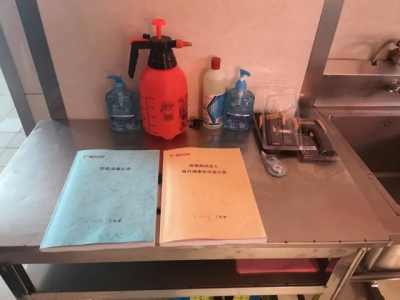 六安市驻点皖西中学疫情防控指导员检查学校食堂