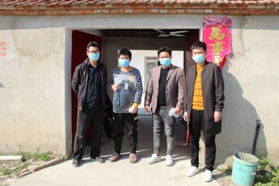 蚌埠怀远农场中学走访建档立卡贫困生 送上开学礼包