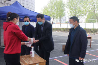 合肥经开区党工委委员、管委会副主任王家和一行来皖智高复学校检查开学工作