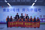 “满天星”小队少先队员地铁站宣传垃圾分类
