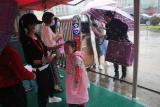 天堂寨中心小學(xué)黨員服務(wù)隊(duì)在暴雨中助推幼兒平安入園