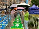 为学生撑伞的老师“撑”出了什么