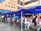 暴雨突至 合肥市临湖小学为学生搭起暖心帐篷