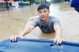 廬江中學(xué)防汛救援志愿者在行動