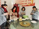 安慶市烏嶺小學教師舉行迎新年包餃子活動