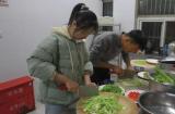 自己动手做美食 安庆师大辅导员带90名学生制作跨年晚餐