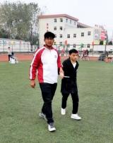 皖西经济技术学校：不是兄弟胜似兄弟 义务助残感动校园