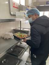 ‍合肥市临湖小学膳食委员会对食堂进行月度抽检