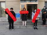    小春联，大祝福——五河一中南墨书法社开展送春联活动