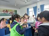 安庆市乌岭小学劳动社团开展冬季织围巾实践活动