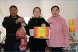 成绩好奖猪肉！阜南一学校给9名品学兼优贫困学生每人发10斤