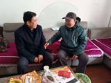 阜阳十九中教育集团领导春节前慰问退休教师和困难教职工