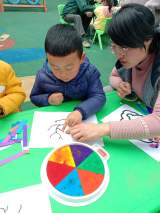 绩溪县板桥头乡中心幼儿园开展亲子手工活动