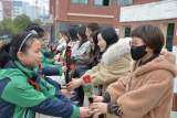 鲜花送祝福，深情表感恩 ——合肥市莲花小学“三八”节系列活动之三