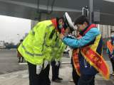 合肥市跃进小学：学雷锋慰问一线交警
