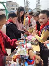 温暖小善举  传递大爱心  —潜山市黄泥中心小学开展爱心义卖活动