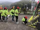 潛山市槎水鎮(zhèn)中心學(xué)校組織山泉文學(xué)社成員祭掃仰銳鋒烈士墓