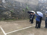 宿松县陈汉乡教管办冒雨巡查中小学校园安全