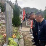 潜山市黄柏镇中心学校组织师生开展祭扫烈士墓活动