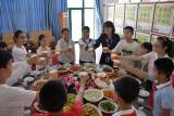 一份特别的奖励 ：亲自摘菜 与校长共进午餐