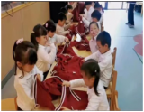 自理小达人 快乐显身手——合肥市宿州路幼儿园森林城分园小班年级组开展五一劳动节主题教育活动