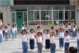童声欢唱庆六一——合肥市宿州路幼儿园举行了以“童声欢唱庆六一”为主题的升旗仪式活动。