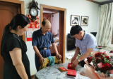和平小学花冲分校党支部：向退休老党员颁发“光荣在党50周年”纪念章           