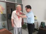 亳州市特殊教育学校：向老党员颁发“光荣在党50年”纪念章             