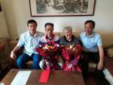 姚彦和看望慰问老党员刘福乔同志并颁发“光荣在党50年”纪念章