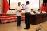 亳州一中舉行“光榮在黨50年”紀(jì)念章頒發(fā)儀式                            