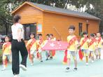 童心迎华诞 共筑中国梦——合肥市双岗幼儿园教育集团悦城分园开展国庆节主题教育之升旗仪式活动