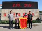 梅苑关爱孤儿暖心 老人感恩泪送锦旗 