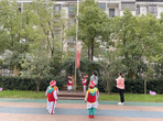 合肥市雙崗幼兒園教育集團(tuán)源水分園:開展“交通安全，與我同行”主題升旗儀式