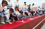 望江中学举行“行规范事 做文明人”千人签名活动