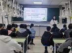 六安一中东校区“原子吧”化学社团进行妙趣横生的趣味实验     
