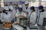  馋哭！安庆师大食堂阿姨带着学生手工制作面包            