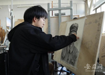 安徽师范大学6名学生为4位烈士画像