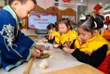 合肥市双岗幼儿园教育集团总园：双幼萌娃探非遗（七）——小二班特色课程《神奇的面粉》          