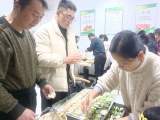  好吃不過餃子，溫暖不過集體 —— 界首中學開展“迎新春 包餃子、摜蛋”比賽      