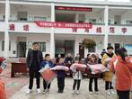  爱心企业来到太湖县合铺小学捐赠校服送温暖