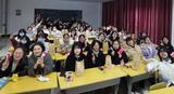 慕了！安庆师大一班辅导员与班干为全班学生送新年礼物         