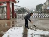 桐城市大关教育集团校大关初中：破冰除积雪，真情满校园          