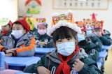 合肥市翡翠学校：校长装扮成“冰墩墩”   迎接学子返校