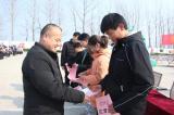 献爱心 助成长 —— 爱心人士为濉溪县陈集中心学校品学兼优的学生颁发奖学金            