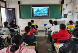 庐江县万山镇中心学校组织中小学学生收看“天宫课堂”第二课直播