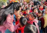 韶华熠熠 感恩有你——合肥市宿州路幼儿园教育集团森林城分园开展“三·八妇女节”主题升旗仪式            