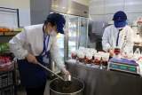 甜蜜！安庆师大食堂为学生免费派送500余份冰糖雪梨            