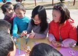 太湖县大石乡田祥嘴小学举办“小小折纸寄感恩”三八妇女节手工制作活动